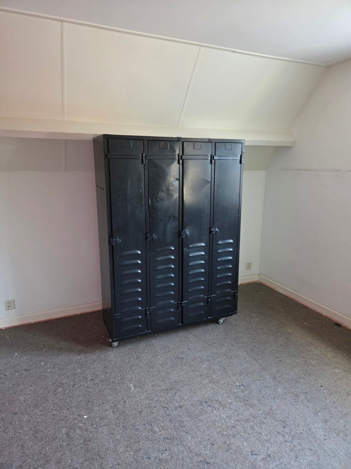Stoere 4-deurs zwarte metalen lockerkast te koop, Huis en Inrichting, Ophalen