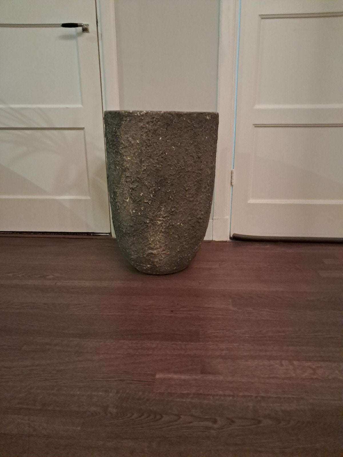 2 Grote en Zware Bloempotten voor Binnen, Tuin en Terras, Bloempotten, Ophalen, Gebruikt, Beton, 40 tot 70 cm