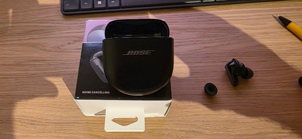 Bose Quiet comfort ultra Earbuds (rechter oortje is stuk), In-ear, Gebruikt, Ophalen of Verzenden, Bose