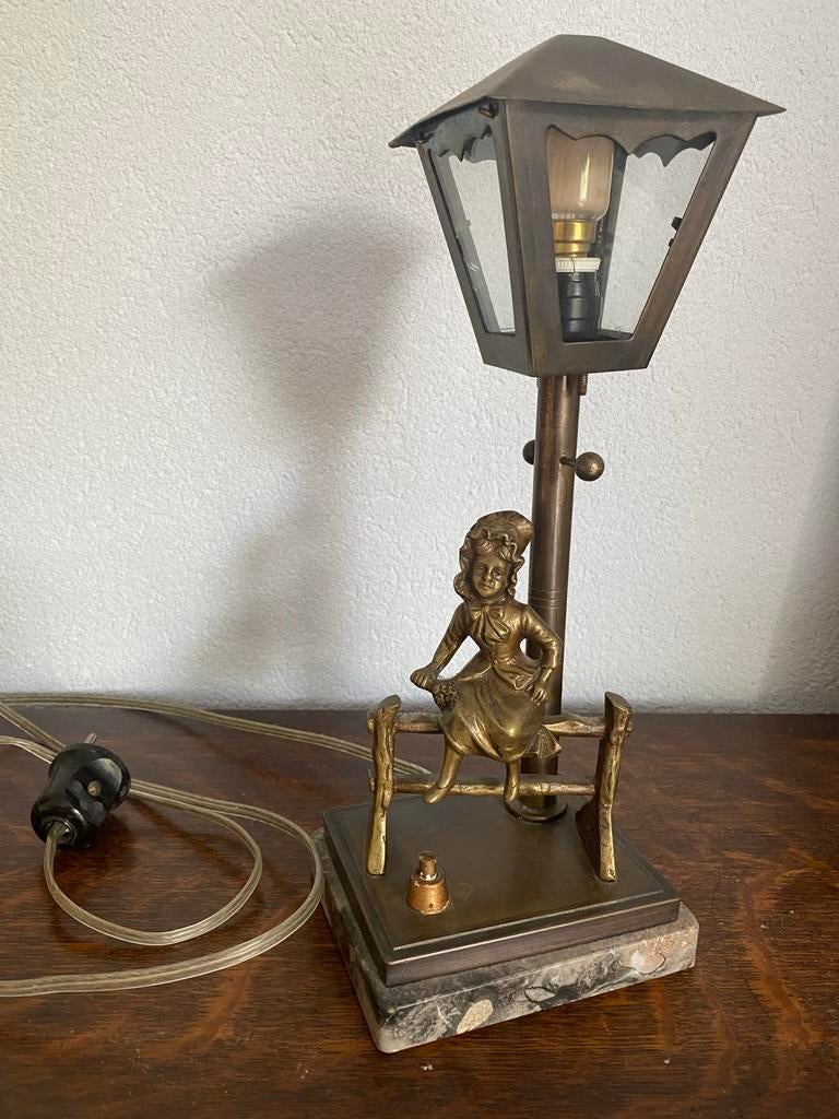 Antieke Franse tafellamp (ca. 1930) met lantaarn en beeldje, Ophalen, Zo goed als nieuw, Minder dan 50 cm
