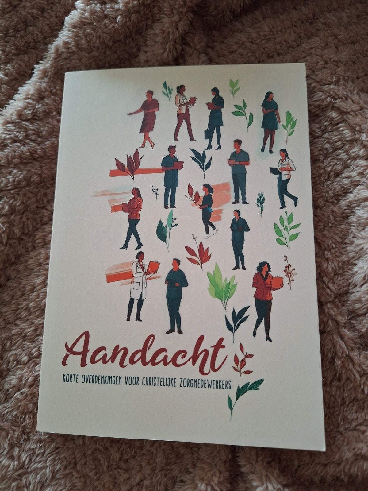 Aandacht: Korte overdenkingen voor chr. zorgmedewerke, Boeken, Ophalen of Verzenden, Nieuw, Diverse auteurs (o.a. Margriet van der Kooi)