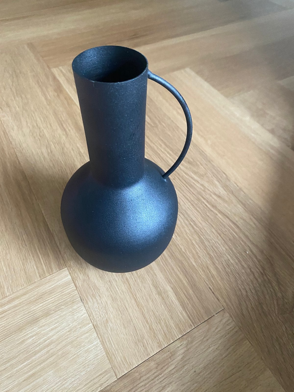 Nieuw zwart metaal vaasje vaas mat met handvat oor, Huis en Inrichting, Zwart, Nieuw, Ophalen of Verzenden, Metaal