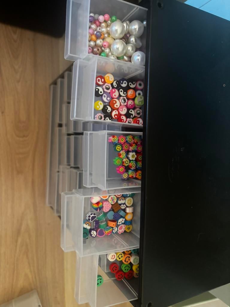 Assortiment sieradenkralen en sorteerbakken, Ophalen, Nieuw, Kraal