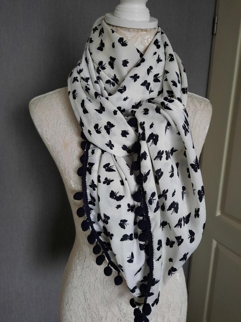 sjaals Mocador NIEUWPRIJS €45.- Kleur: Wit Zwarte Vlinders, Kleding | Dames, Mutsen, Sjaals en Handschoenen, Mocador, Maat 46/48 (XL) of groter