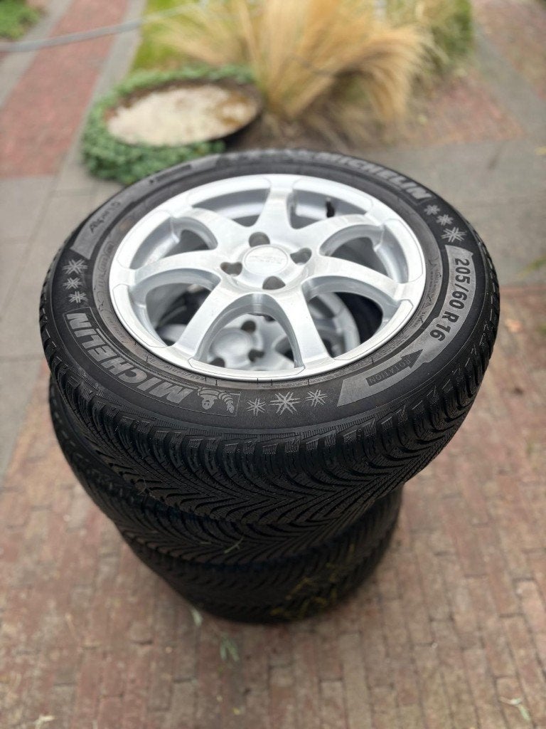 Nieuw: Michelin Alpin 5 winterbanden met velg (205/60 R16), Ophalen, 16 inch, Banden en Velgen, Nieuw