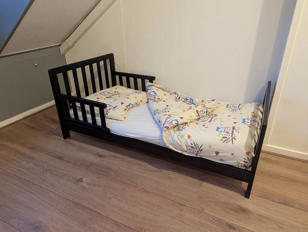 Peuterbed met afneembare hekjes, Kinderen en Baby's, Kinderkamer | Bedden, 70 tot 85 cm, 140 tot 160 cm, Zo goed als nieuw, Ophalen