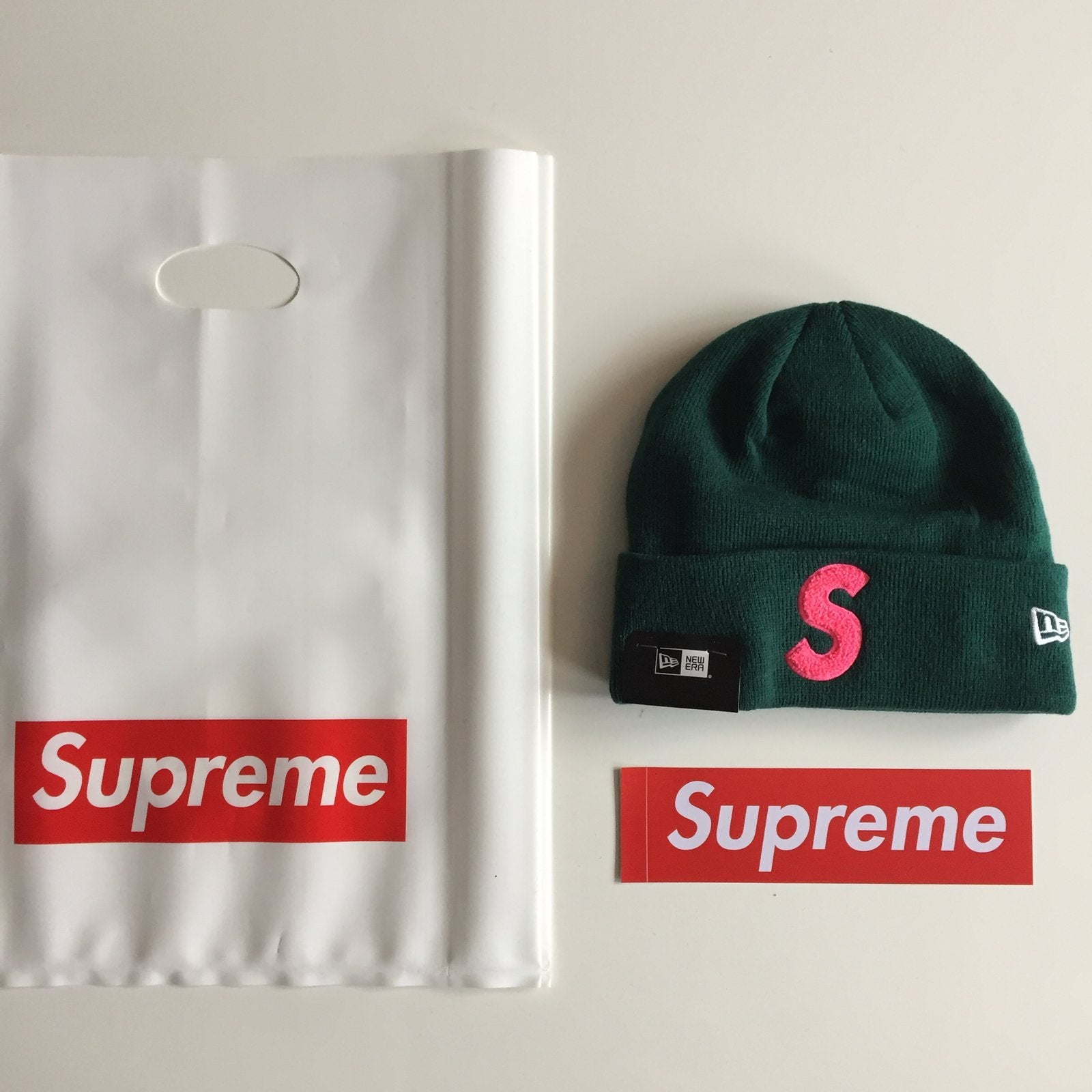 Donker groene Supreme New Era met S logo beanie FW19 mutsje, Kleding | Heren, Mutsen, Sjaals en Handschoenen, Ophalen of Verzenden