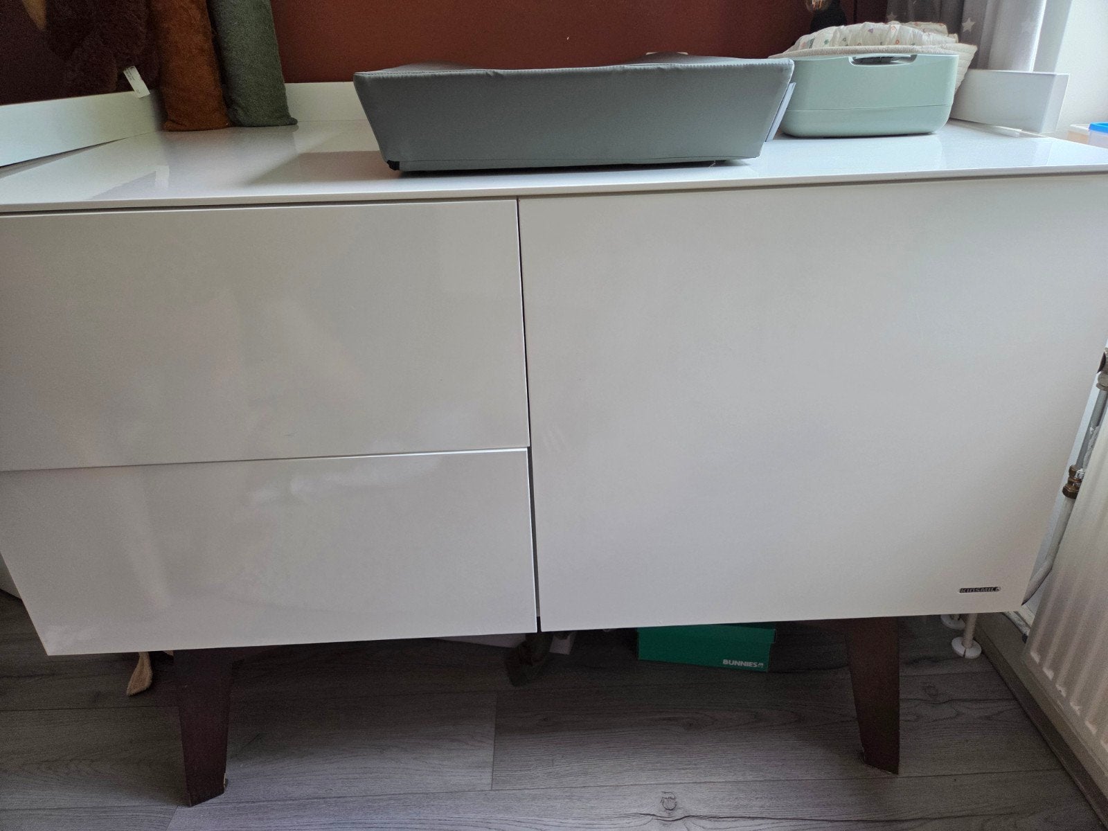 Kidsmill sixties commode en ledikant hoogglans wit/walnoot, Ophalen, Zo goed als nieuw, Jongetje of Meisje