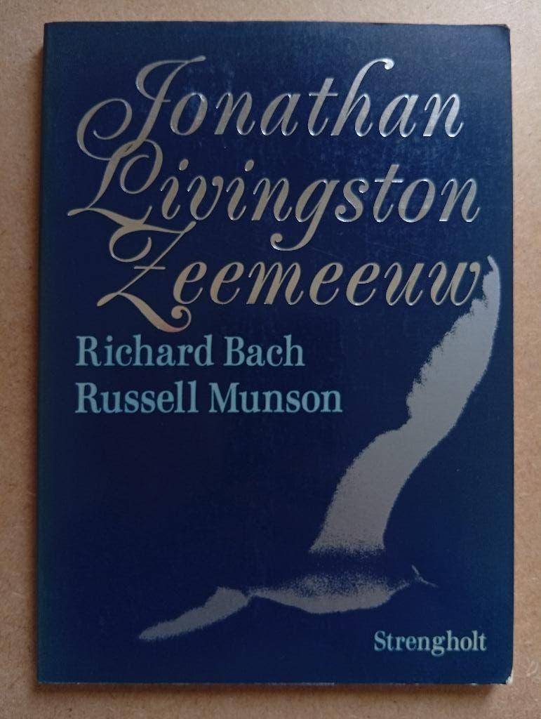 Jonathan Livingston Zeemeeuw - Richard Bach & Russel Munson, Gelezen, Ophalen of Verzenden, Richard Bach, Spiritualiteit algemeen