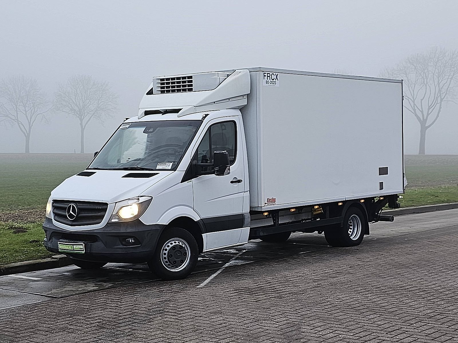 MERCEDES-BENZ SPRINTER 516 koelwagen laadklep!, Auto's, Euro 6, Mercedes-Benz, Bedrijf, 2 stoelen