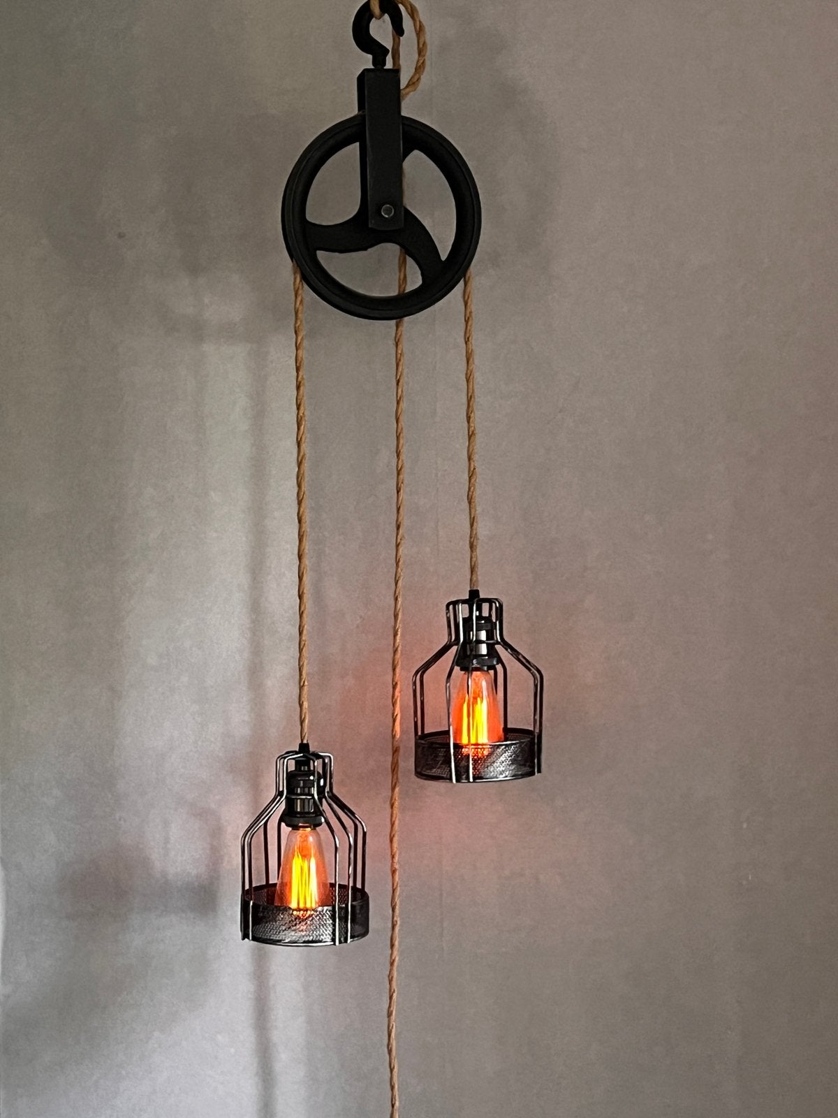 Industriële hanglamp met smeedijzeren  hijswiel, Huis en Inrichting, Lampen | Hanglampen, Ophalen, Gebruikt, E27 (groot), Metaal