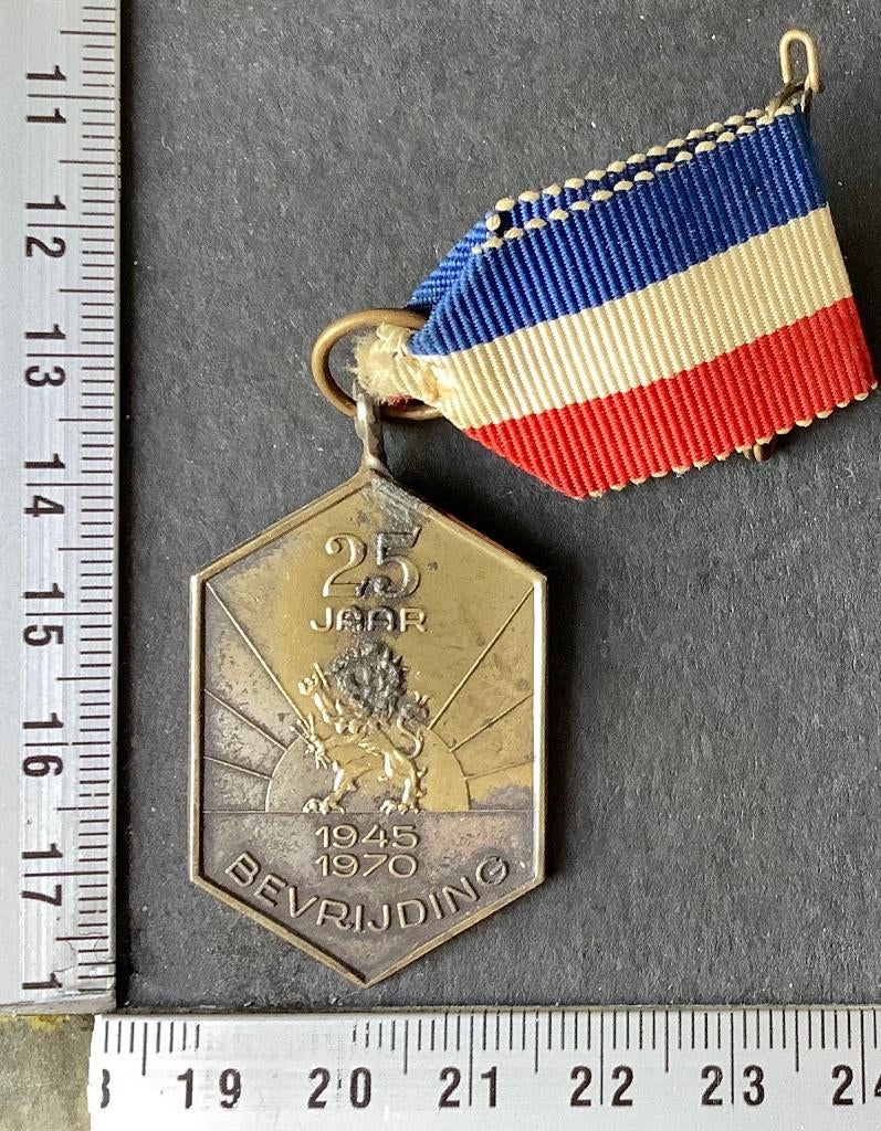 medaille 25 jaar bevrijding 1945-1975 Oranjever. Noorden (P3, Postzegels en Munten, Penningen en Medailles, Verzenden, Overige materialen