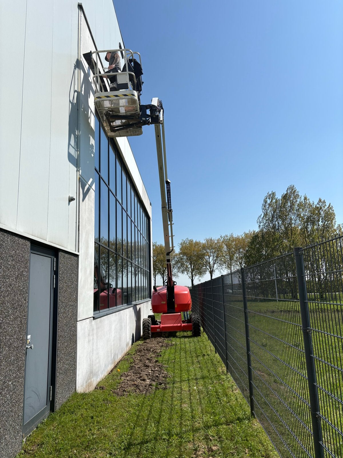 Hoogwerker te huur - 16m werkhoogte, 11m horizontaal bereik, Ophalen of Verzenden