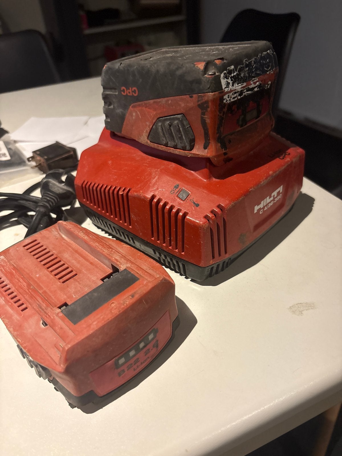 Hilti C 4/36-350 acculader met B22 24 accu, Ophalen, Gebruikt