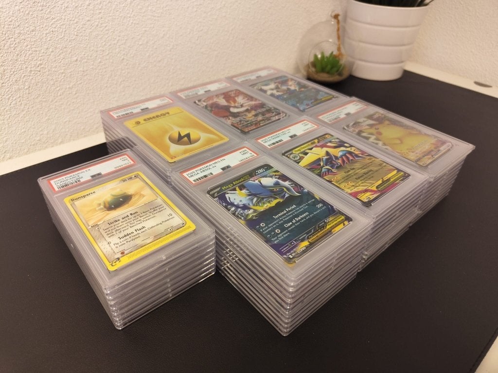 70x PSA Slabs Pokemon – Mix van Energie, Trainers & Pokémon, Ophalen, Zo goed als nieuw, Meerdere kaarten