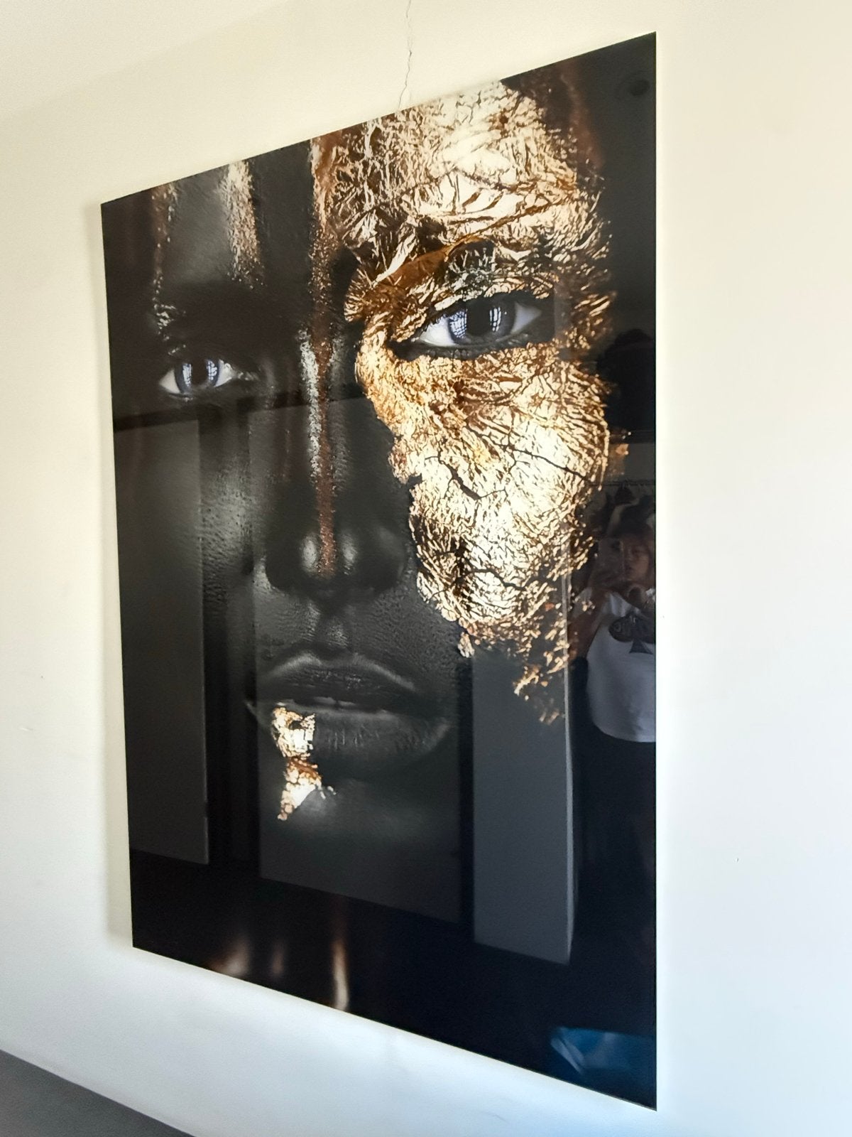 Plexiglas Vrouw met Gouden Accent - Modern Kunstwerk 180x120, Ophalen of Verzenden, Kunststof, Ophangklaar, Portret