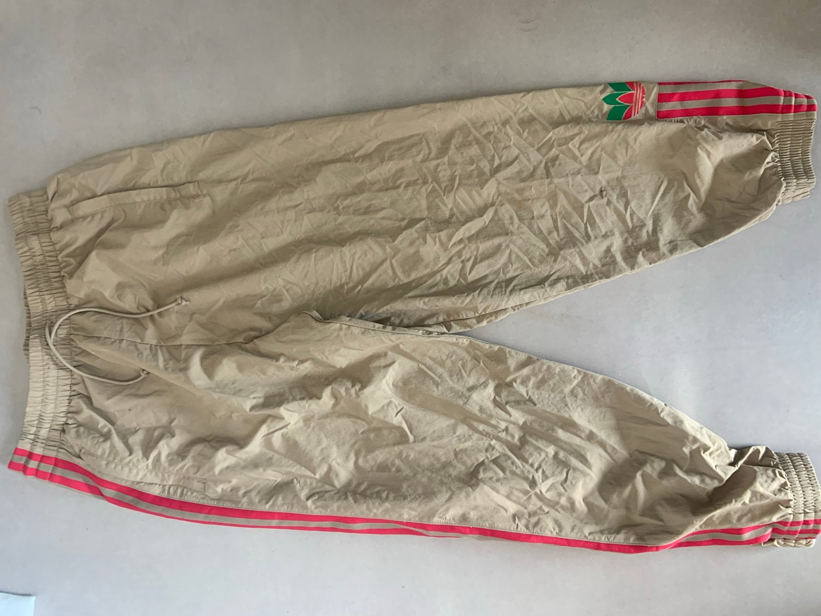Adidas broek met vlekje, geen gaatje, Maat 38/40 (M), Beige, Ophalen of Verzenden, Lang