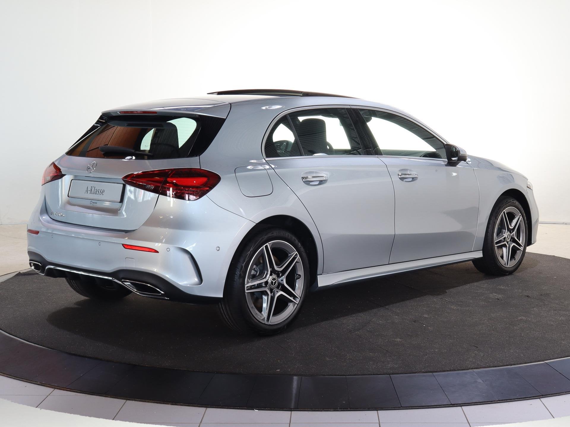 Mercedes-Benz A-klasse 250e Business Solution AMG | Panorama, Auto's, Mercedes-Benz, 4 cilinders, 163 pk, Plug-in hybride, Bedrijf
