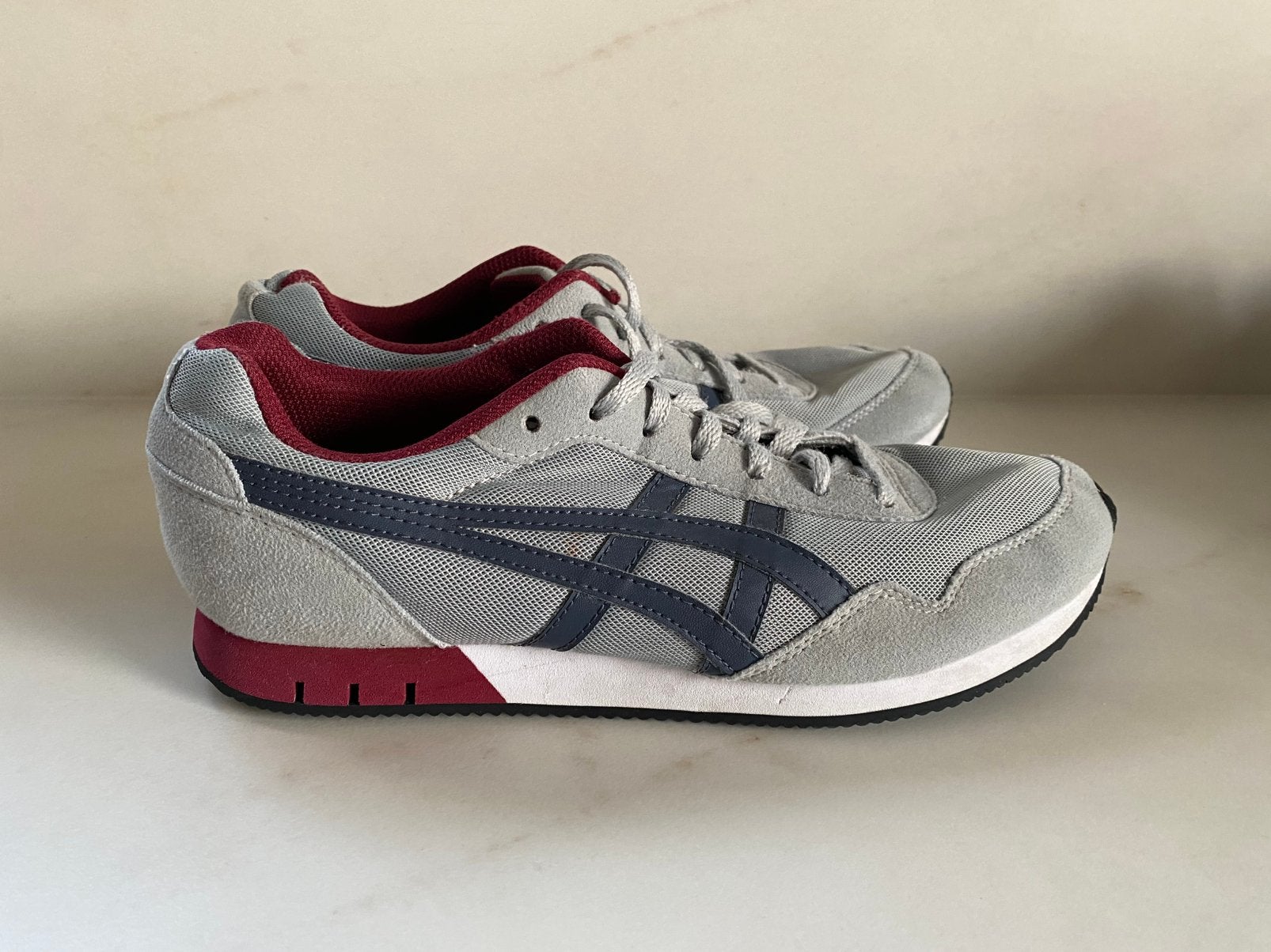 Asics sneakers - grijs, blauw en rood, Kleding | Dames, Ophalen of Verzenden, Nieuw, Grijs, Sneakers of Gympen