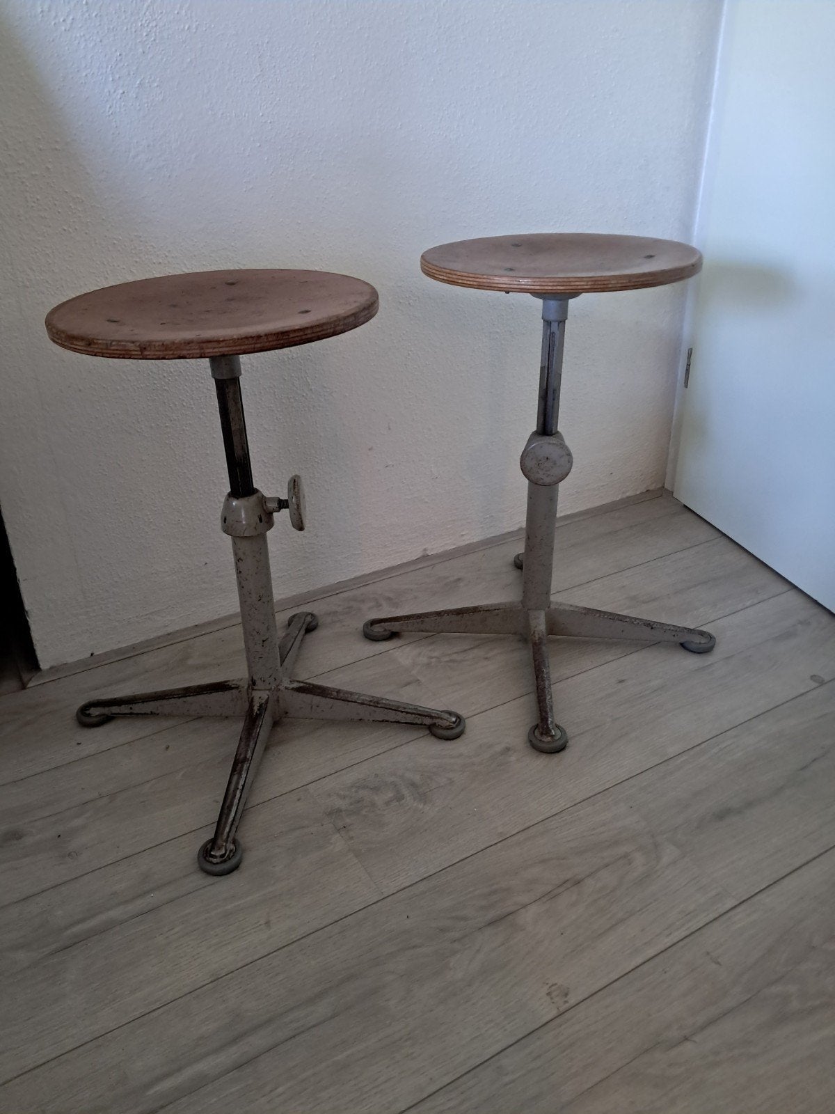 2 Vintage in hoogte verstelbare krukjes, Ophalen, In hoogte verstelbaar, Gebruikt, Hout