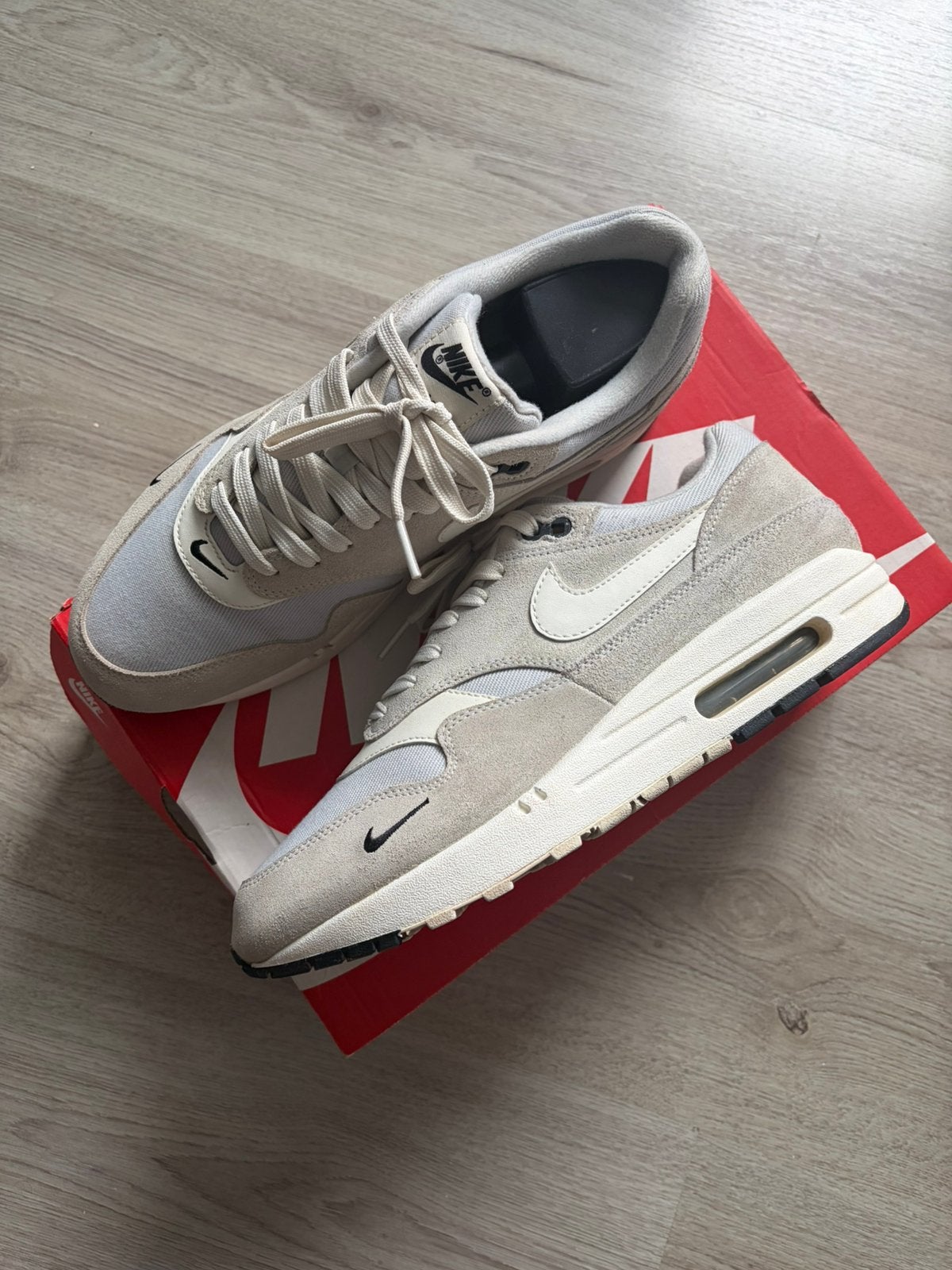 Nike Air Max 1 Mini Swoosh Pure Platinum 44, Overige kleuren, Ophalen of Verzenden, Sneakers of Gympen, Zo goed als nieuw