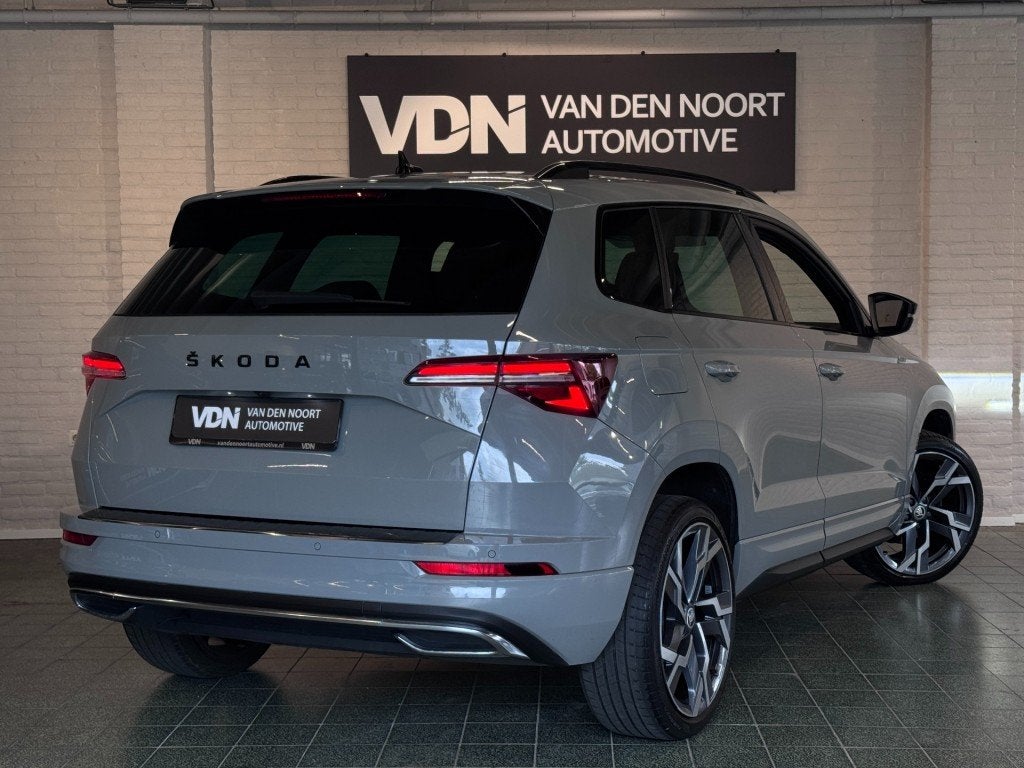 Skoda KAROQ 1.5 TSI Sportline Business Trekhaak Stoel- en st, Auto's, Automaat, 4 cilinders, Karoq, SUV of Terreinwagen