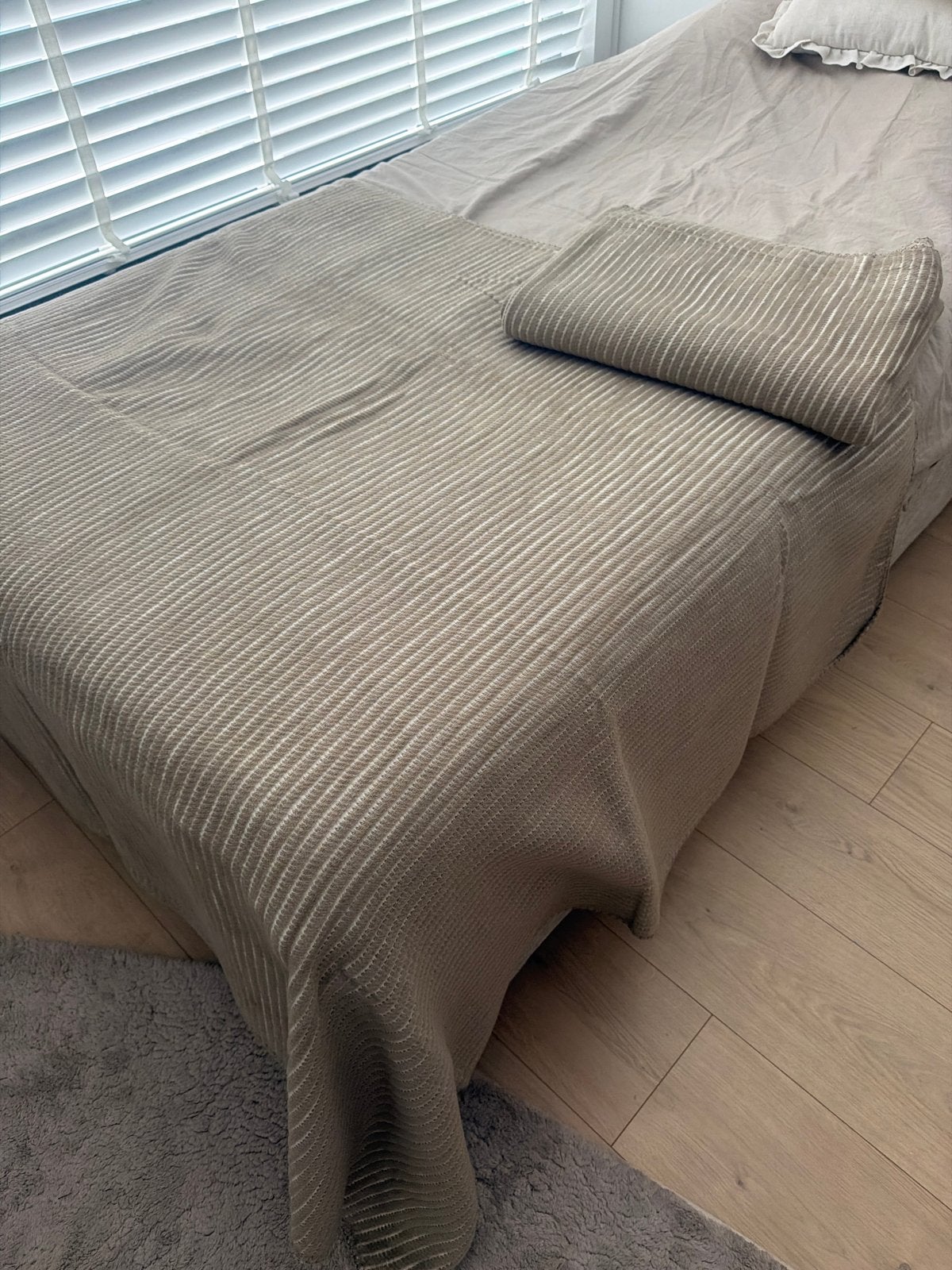 Mooie beige sprei met streepjespatroon, Kinderen en Baby's, Jongetje of Meisje, Beige, Eenpersoonsbed, Ophalen of Verzenden