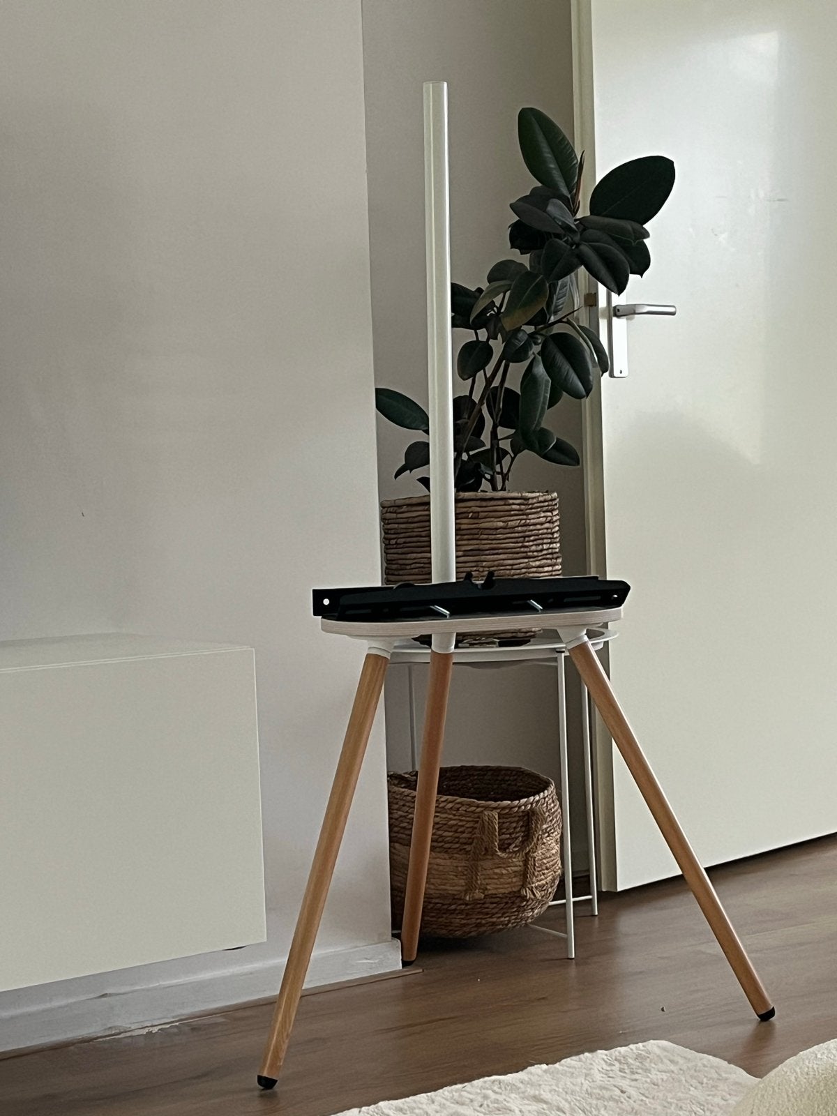 TV Standaard met Houten Poten en Plank, Audio, Tv en Foto, Televisiebeugels, Ophalen, Zo goed als nieuw