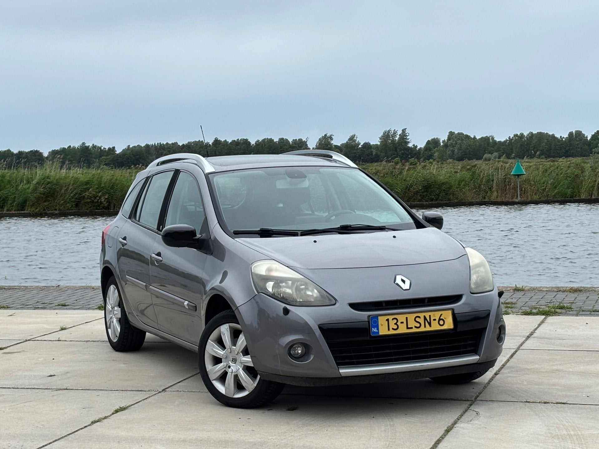 Renault Clio Estate 1.2 TCE 20th Anniversary Gris Cassiopee, Auto's, Voorwielaandrijving, Euro 5, Gebruikt, 4 cilinders