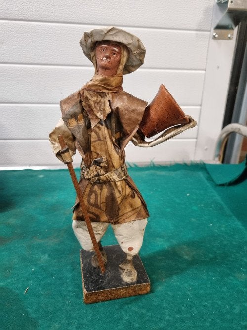 man met kruik metaal en papiermache, Ophalen of Verzenden