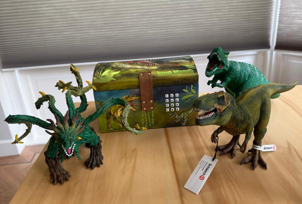 Dino World schatkist, 2 Sleich figuren en 1 merkloos figuur, Ophalen of Verzenden, Zo goed als nieuw, Jongen of Meisje