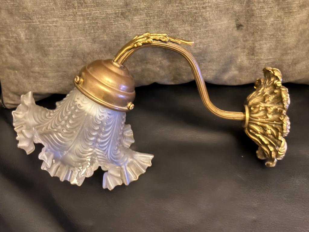 Antieke Wandlamp klassiek, goud koperen met rokkapje, Ophalen of Verzenden, Zo goed als nieuw, Glas
