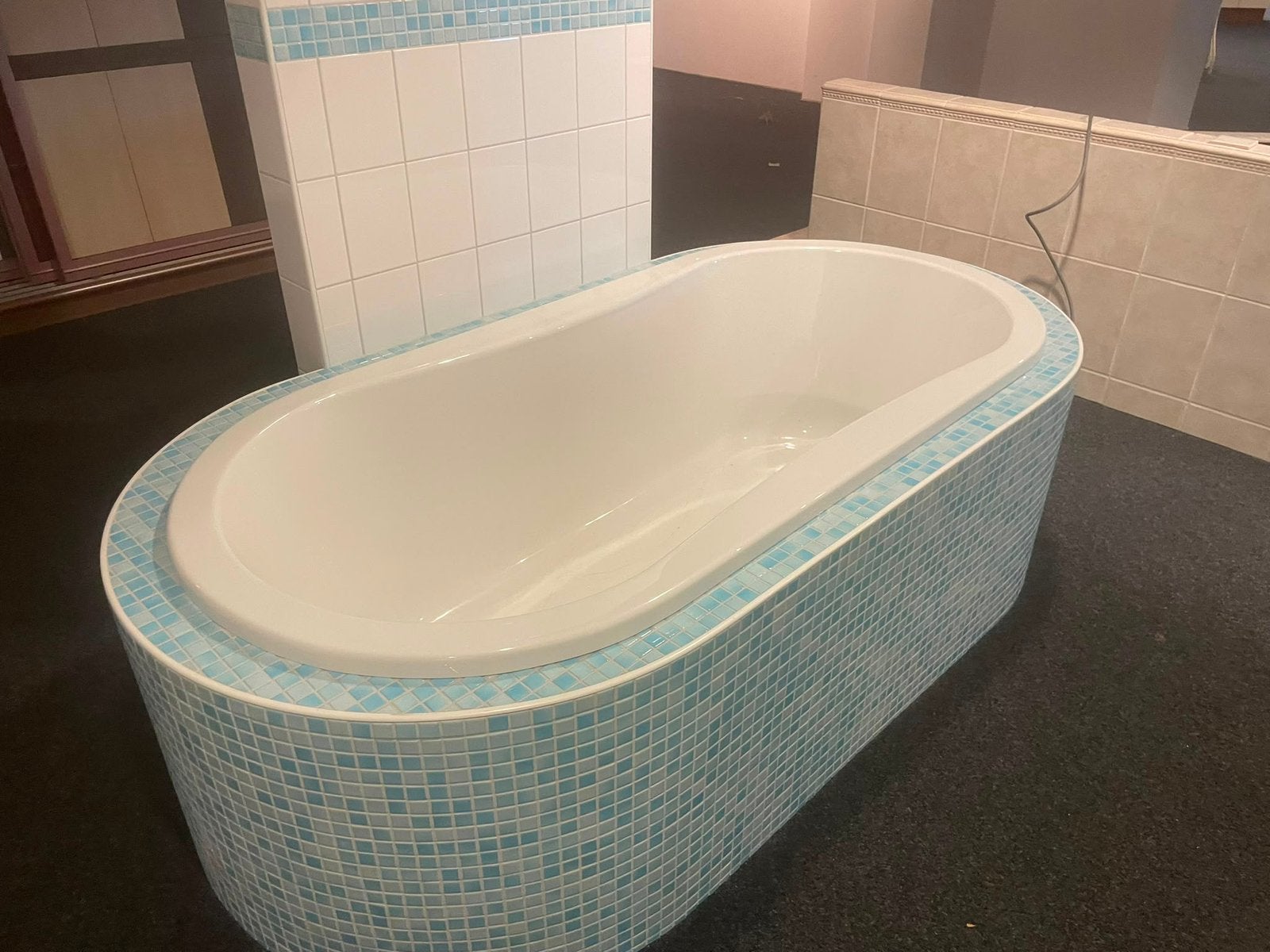 Meerdere baden uut showroom, bad , badkuip, Ophalen, Zo goed als nieuw