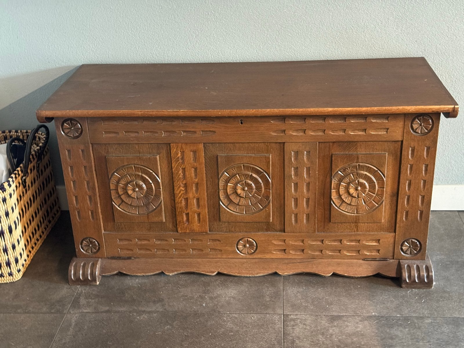 Antieke houten kist/kast met houtsnijwerk, Ophalen of Verzenden