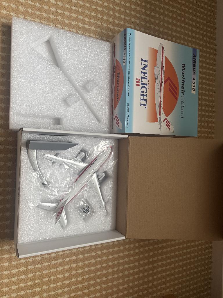 Vliegtuigmodellen 1:200 diecast, Ophalen of Verzenden, Zo goed als nieuw, 1:72 tot 1:144, Overige merken