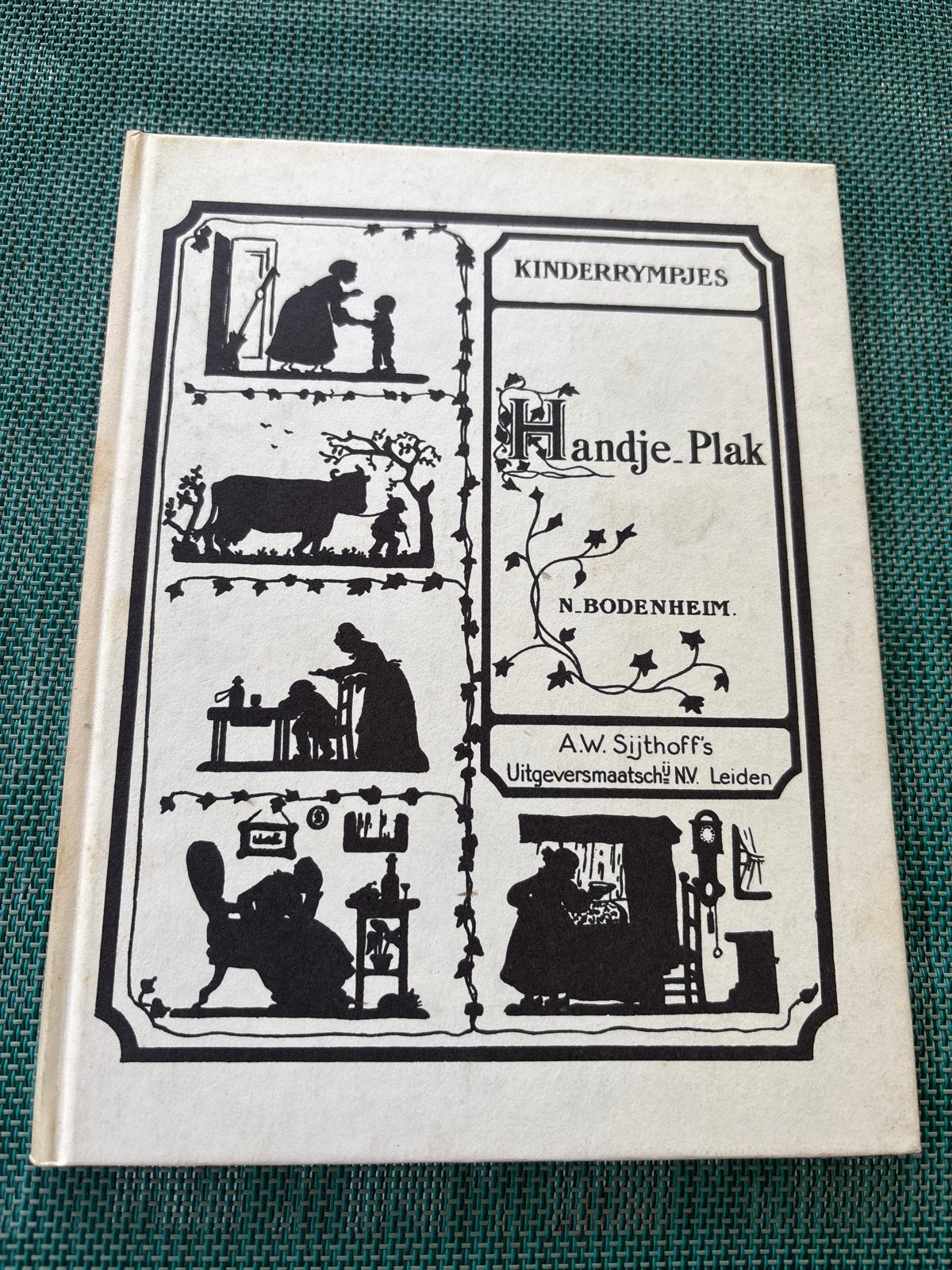 Kinderrympjes Handje Plak - N. Bodenheim (1974), Boeken, Kinderboeken | Jeugd | onder 10 jaar, Zo goed als nieuw, Sprookjes, Ophalen of Verzenden