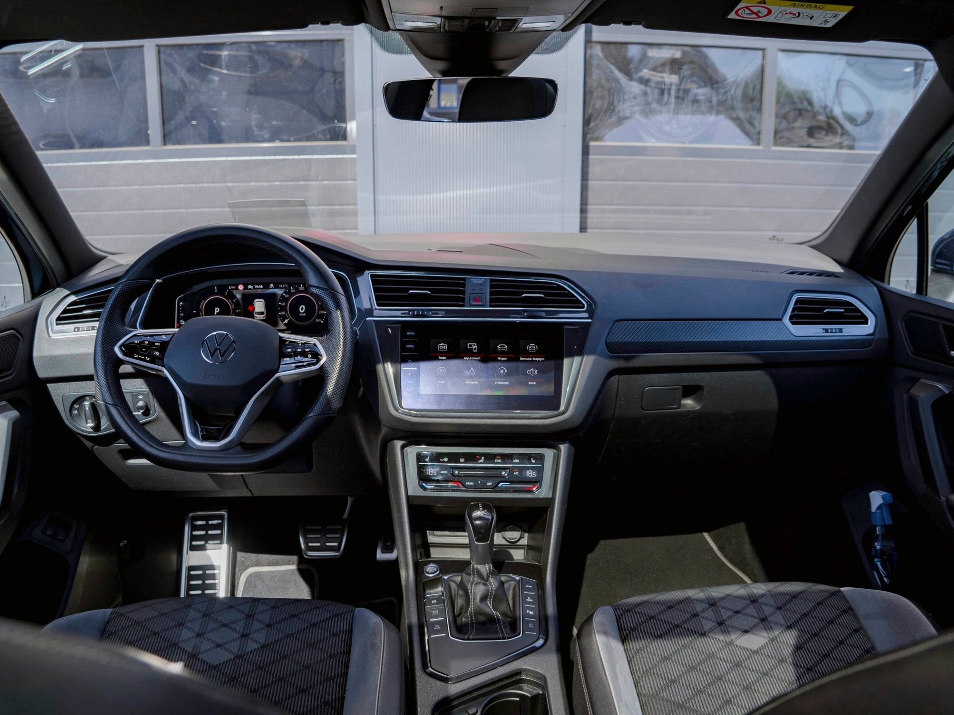 Volkswagen TIGUAN 1.4 TSI eHybrid R-Line Business+, Auto's, Stof, 4 cilinders, Met garantie (alle), Blauw