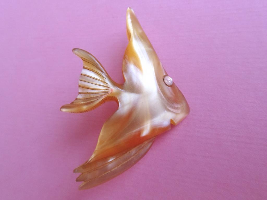 jwg Vintage 50s Modernist maanvis vis broche moonglow bruin, Sieraden, Tassen en Uiterlijk, Antieke sieraden, Verzenden, Overige materialen