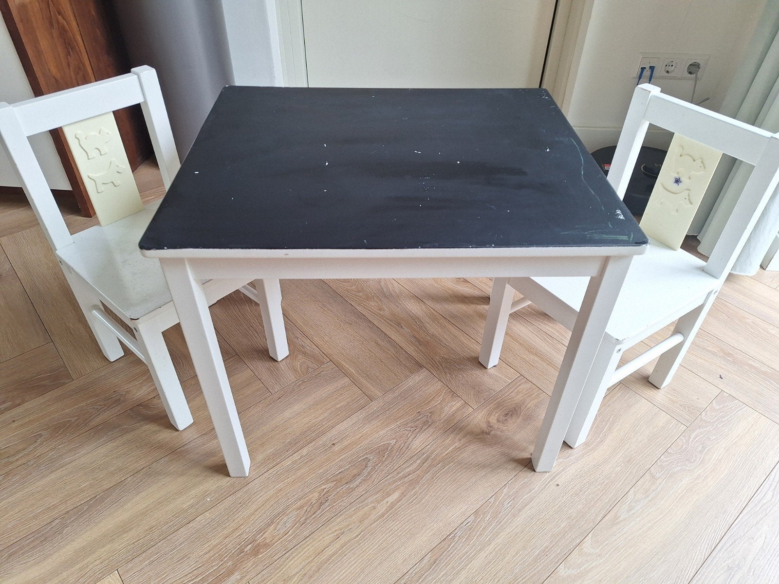 Ikea kinder tafel met krijtbord blad en 2 stoeltjes, Kinderen en Baby's, Kinderkamer | Tafels en Stoelen, Ophalen, Gebruikt, Tafel(s) en Stoel(en)