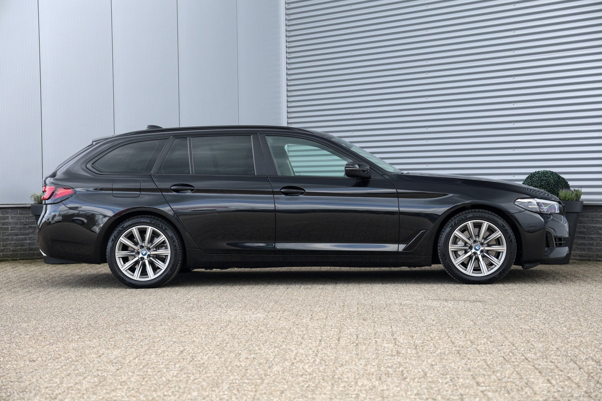BMW 5 Serie Touring 530e Executive Black Edition 292PK NAP|S, Auto's, 1998 cc, Achterwielaandrijving, Gebruikt, 4 cilinders