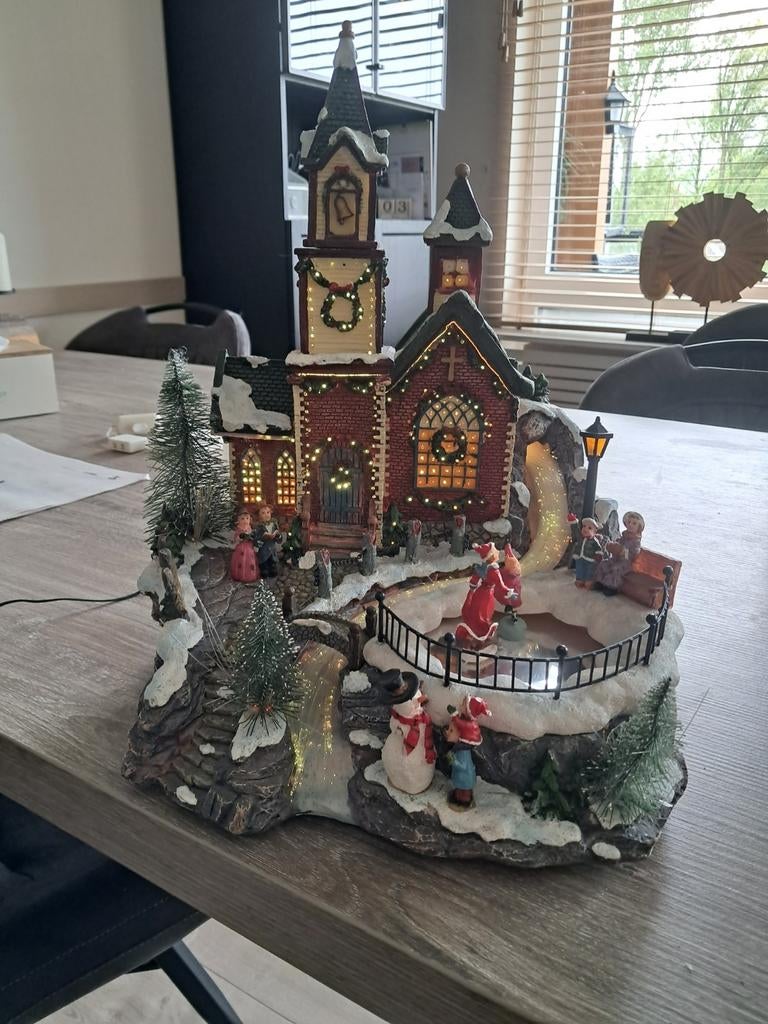 Groot kersthuisje met ronddraaiende schaatsertjes en adapter, Diversen, Kerst, Ophalen of Verzenden