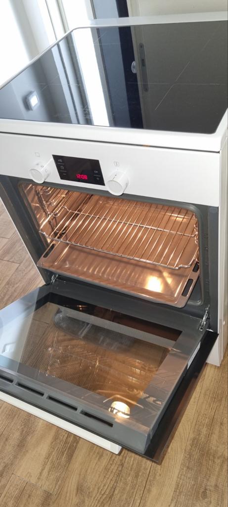 Inductie fornuis Bosch, Witgoed en Apparatuur, Fornuizen, Gebruikt, Vrijstaand, Inductie, 4 kookzones, Grill, Hete lucht, Energieklasse A of zuiniger