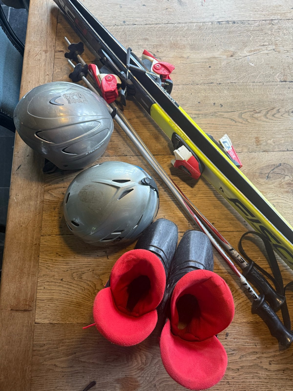 Complete ski-uitrusting: ski's, schoenen, stokken, helmen, Ophalen, 140 tot 160 cm, Skiën, Ski's