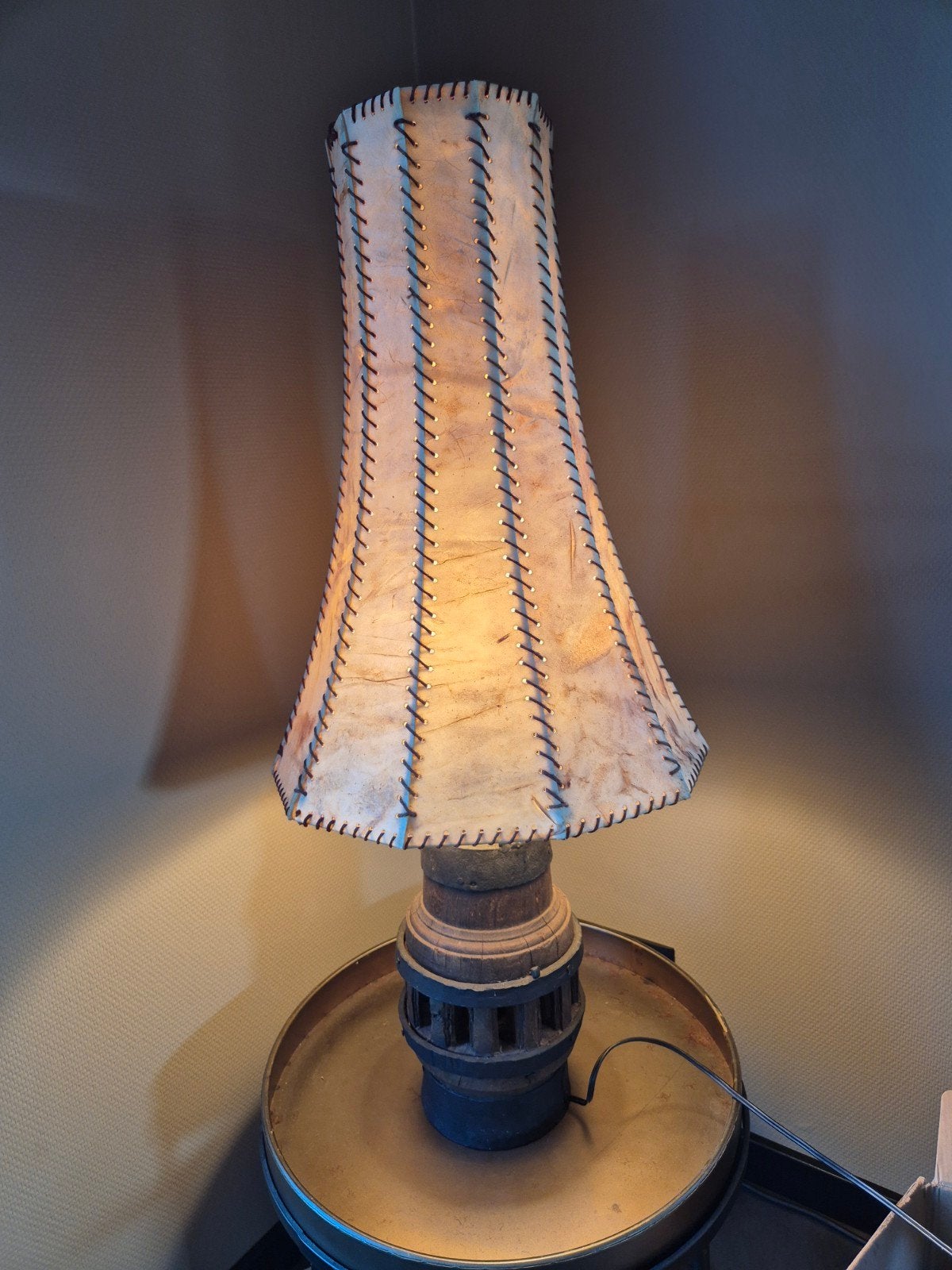 oude antiek vloerlamp met kap van varkensblaas, Ophalen