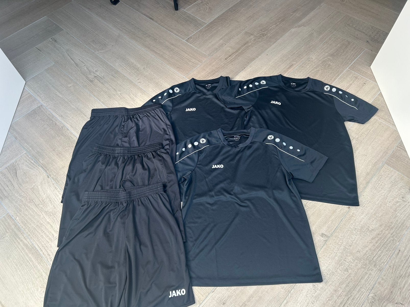 3 x Jako sportshirt en 3x Jako sportshort, maat M, zgan, Ophalen of Verzenden, Zo goed als nieuw, Zwart, Algemeen