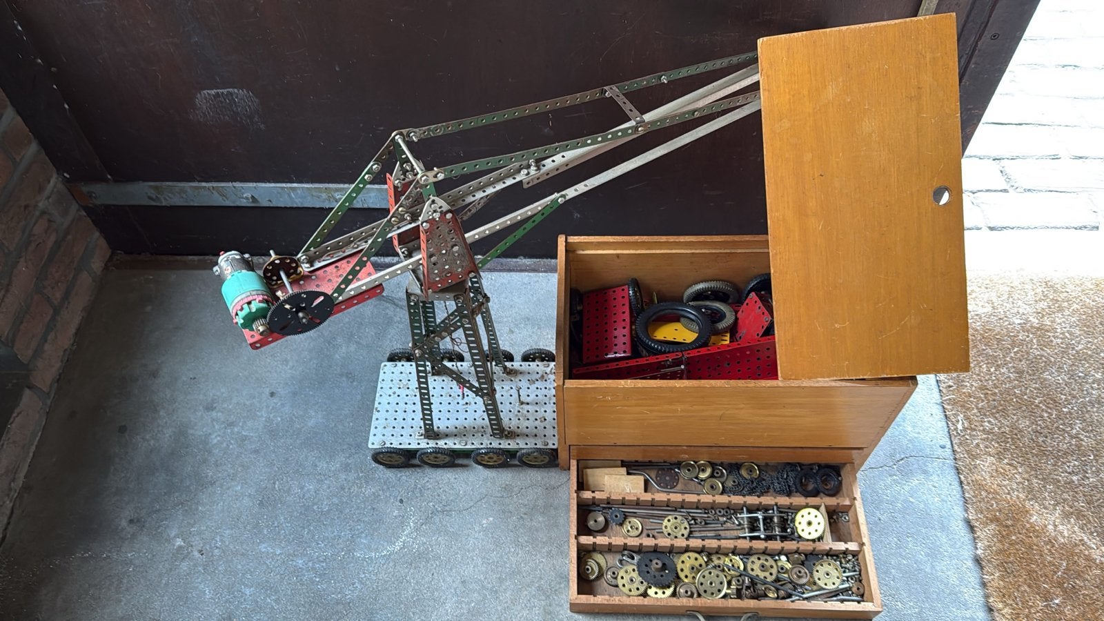Vintage Meccano Kraan met onderdelen in houten kist, Gebruikt, Q, Overige typen, Q