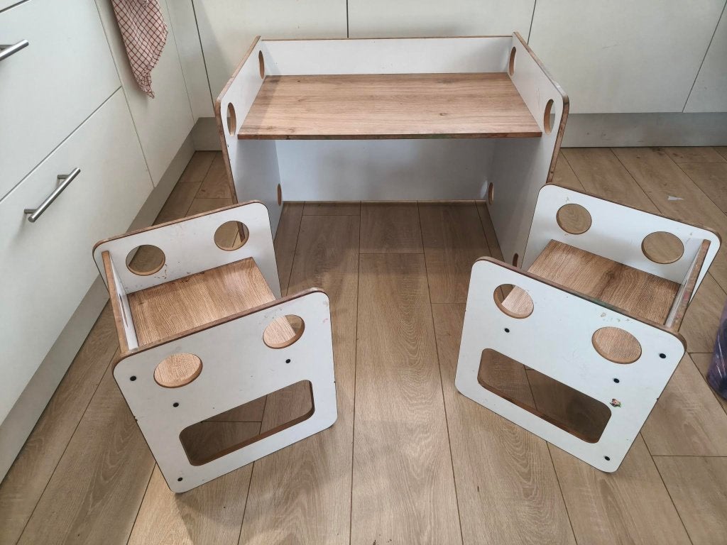 Minera Goldfinch Montessori kindertafel met 2 kubusstoeltjes, Ophalen, Gebruikt, Tafel(s) en Stoel(en)