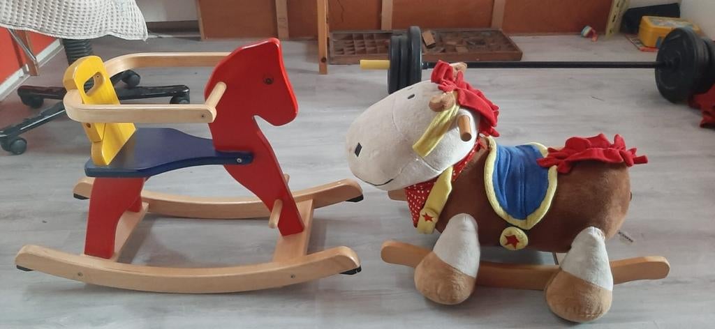 Twee hobbelpaarden: houten en pluche, Ophalen, Gebruikt