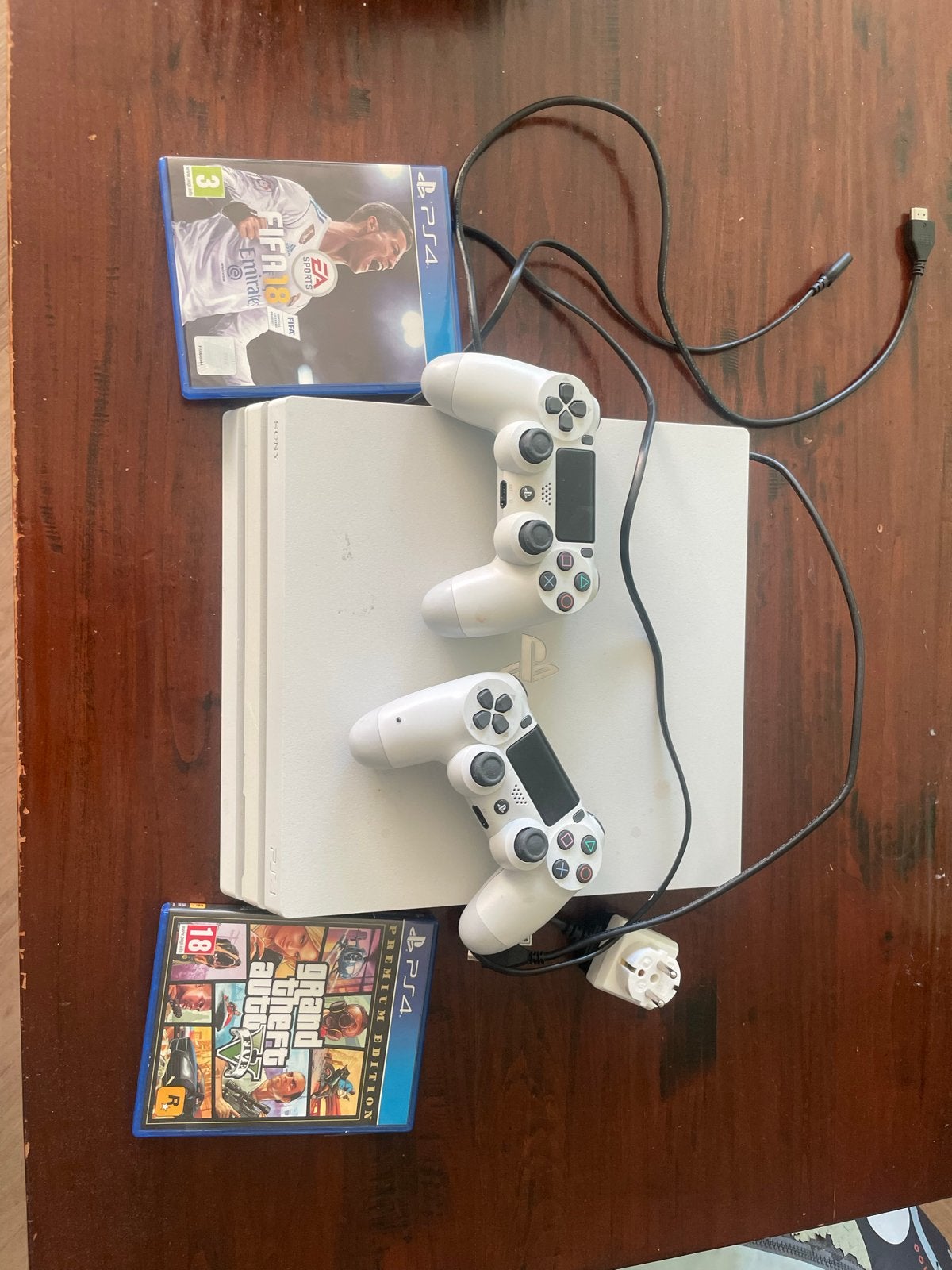PlayStation 4 Pro – Zo goed als nieuw met 2 controllers en g