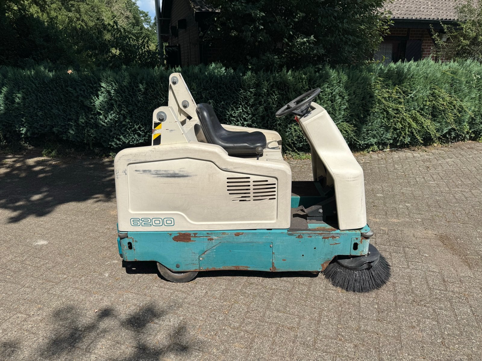 Tennant 6200 veegmachine met Kubota 2 cilinder diesel, Ophalen